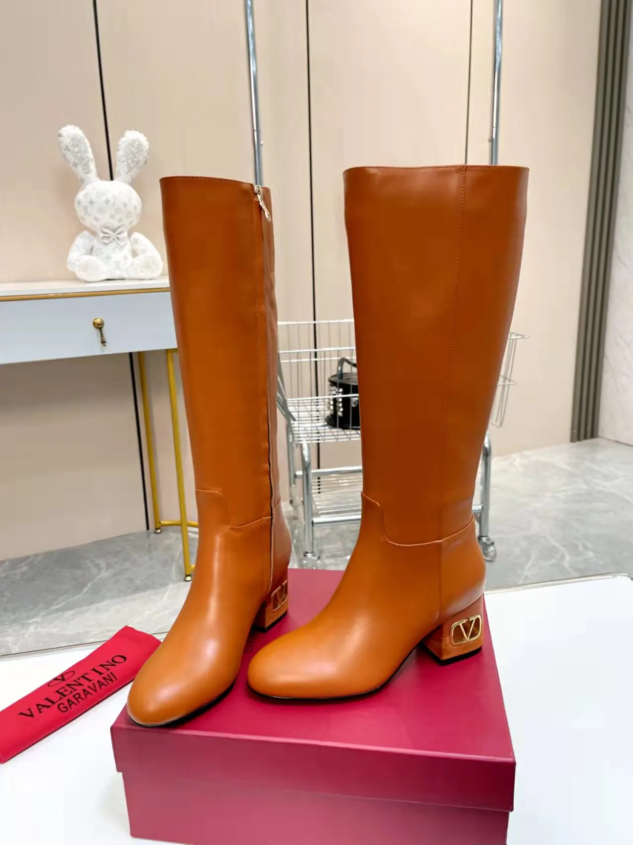 👟👟Ex-factory price 740👟👟 Genuine leather sole +40🆕 Valentino. Valentino autumn and winter fashion women's boots: Comfortable and versatile on the upper feet, showing long legs, Fabric: Imported first-layer cowhide ⚡The most popular V buckle ⚡Inside feet all genuine leather Code number: 35−40 (Customized size 41) Boot height: 15 inches